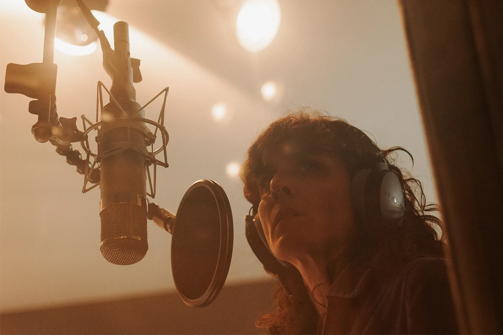 Lisa Bassenge im Tonstudio